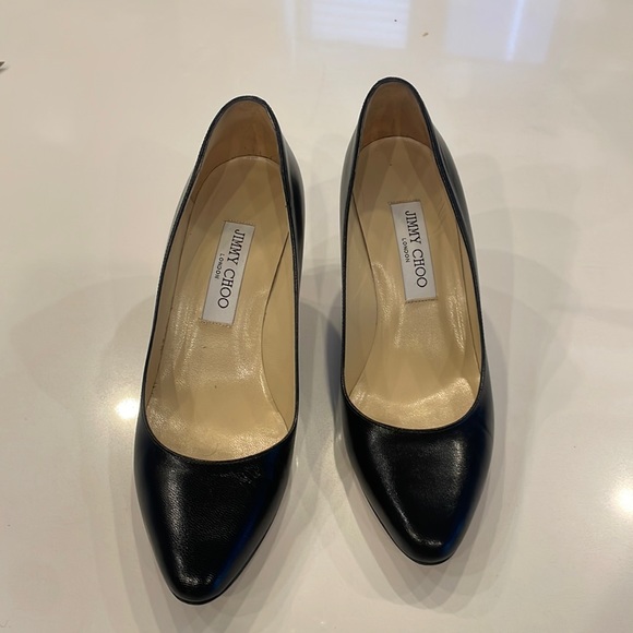 Jimmy Choo Shoes - Black leather Jimmy Choo pumps.